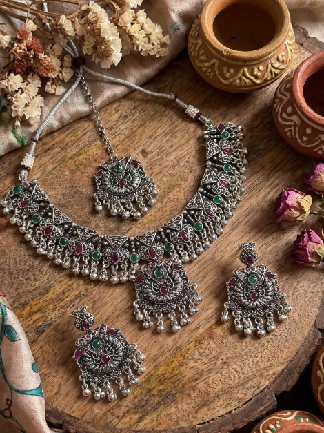 Kavishae Veya Oxidised Choker Set